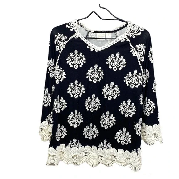 Chico's Women's Medallion Print 3/4 Sleeve Knit Lace Trim Top Sz 0/S/4 Black - Picture 2 of 9